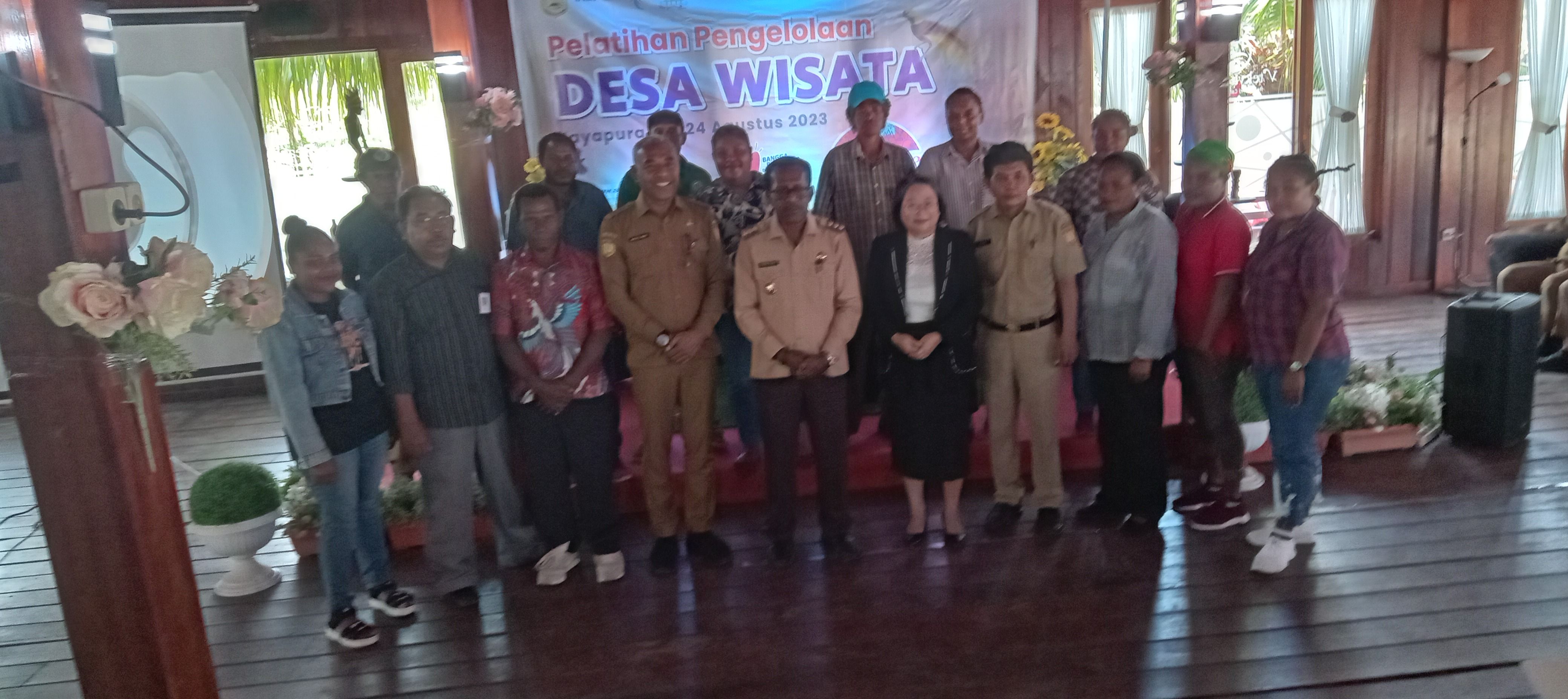 Foto bersama PJ Walikota Jayapura dan Kepala Dinas Pariwisata Kota Jayapura dengan para peserta pelatihan