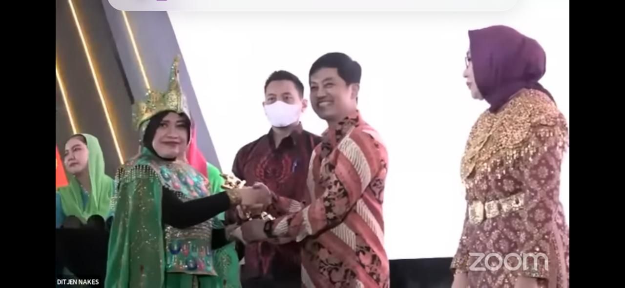 drg Hj Rita Wardhani, SpPM, Subsp.Inf. (K) meraih Anugerah Nakesdan Tingkat Nasional 2023 yang terima dari Wamenkes RI Prof Dante Saksono Harbuwono di Hotel Sultan Jakarta, Jumat 18 Agustus 2023.*/Zoom/Kemenkes