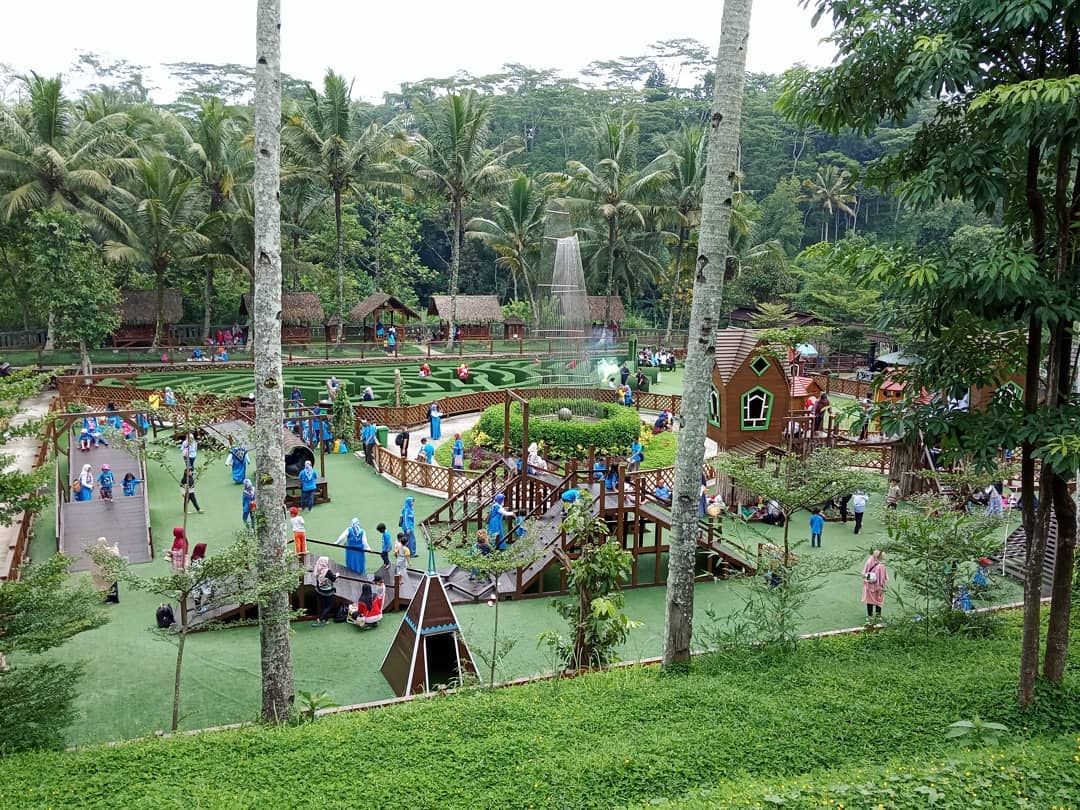 Wahana permainan di Taman Wisata Karang Resik Tasikmalaya