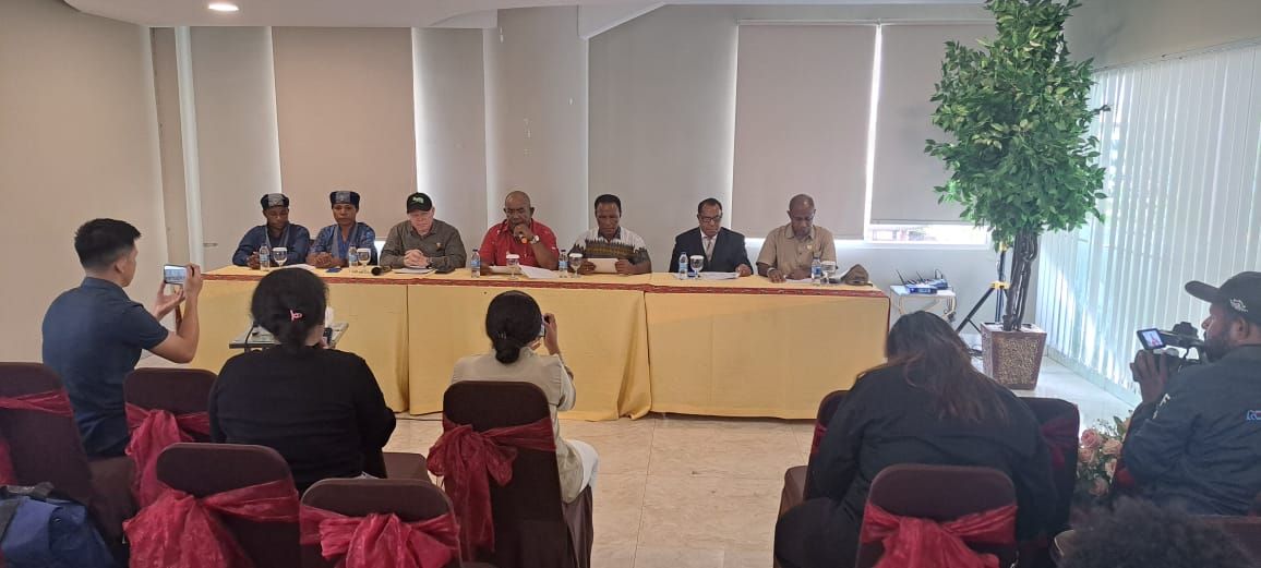 Suasana Forum masyarakat Papua bersatu peduli PJ Gubernur Papua menggelar jumpa pers