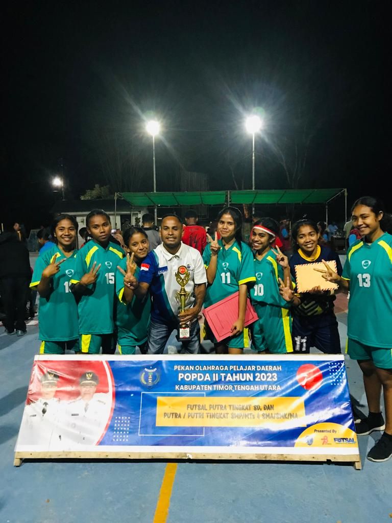 Foto : Para pemain Futsal Putri SMAK ST.Gabriel Noemuti bersama pelatih saat menerima piala dan sejumlah uang pembinaan
