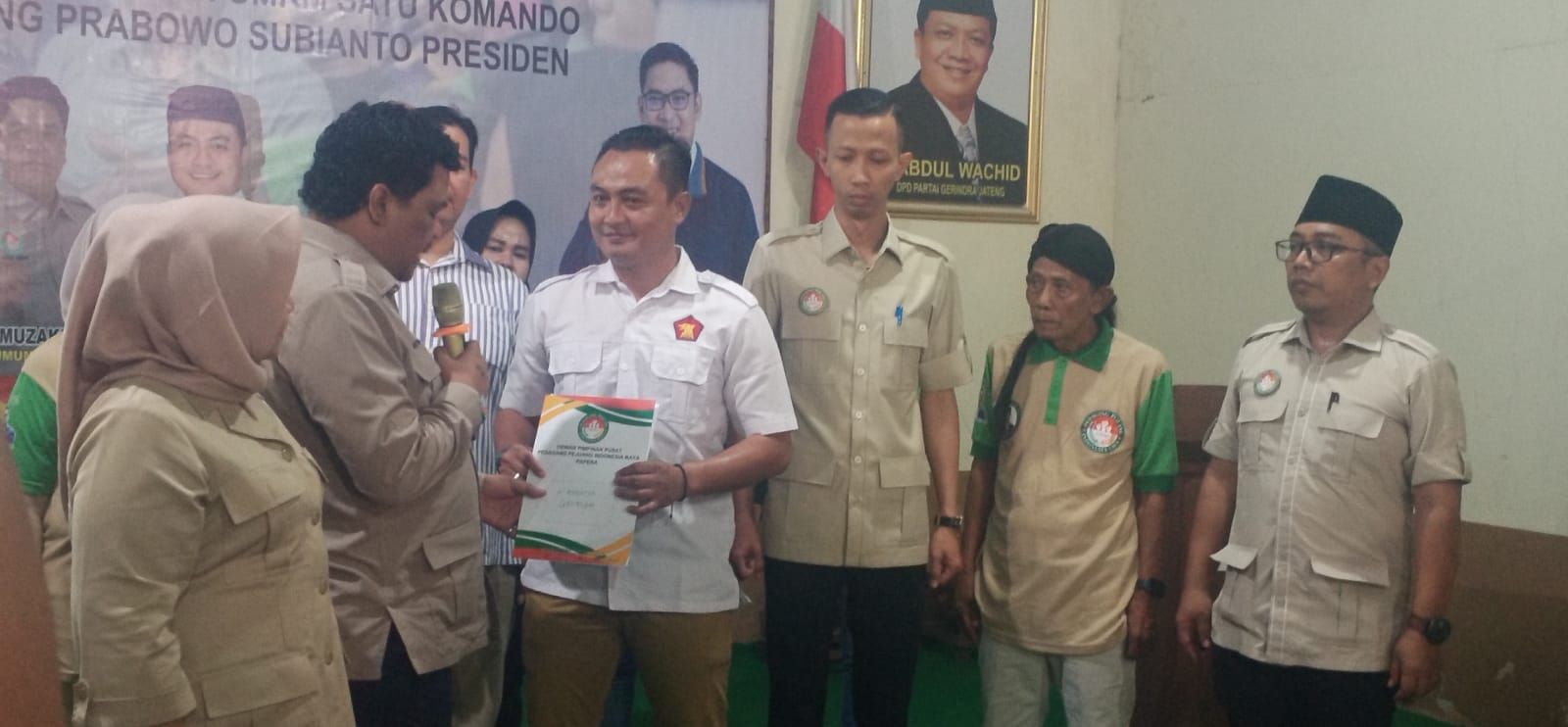 Tri Budiono menerima SK Kepengurusan DPC PAPERA Grobogan dari Ketua DPD PAPERA Don Muzakir..
