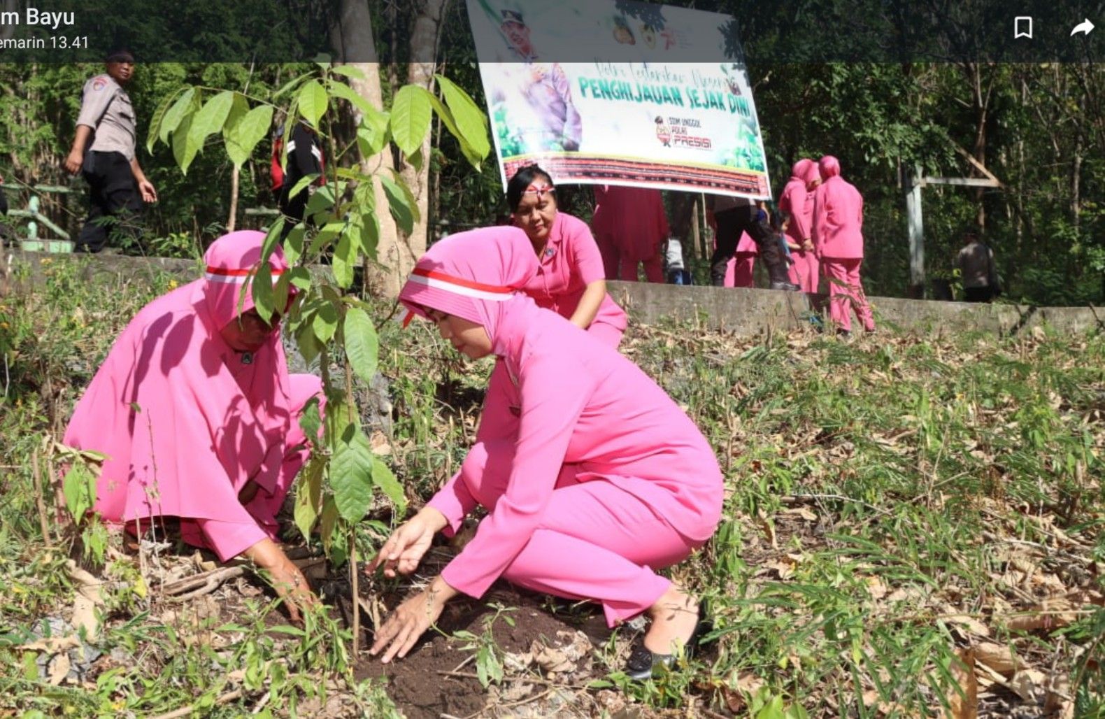 Ibu Bhayangkari Polres Alor melakukan kegiatan tanam pohon di Hutan Nostalgia Alor