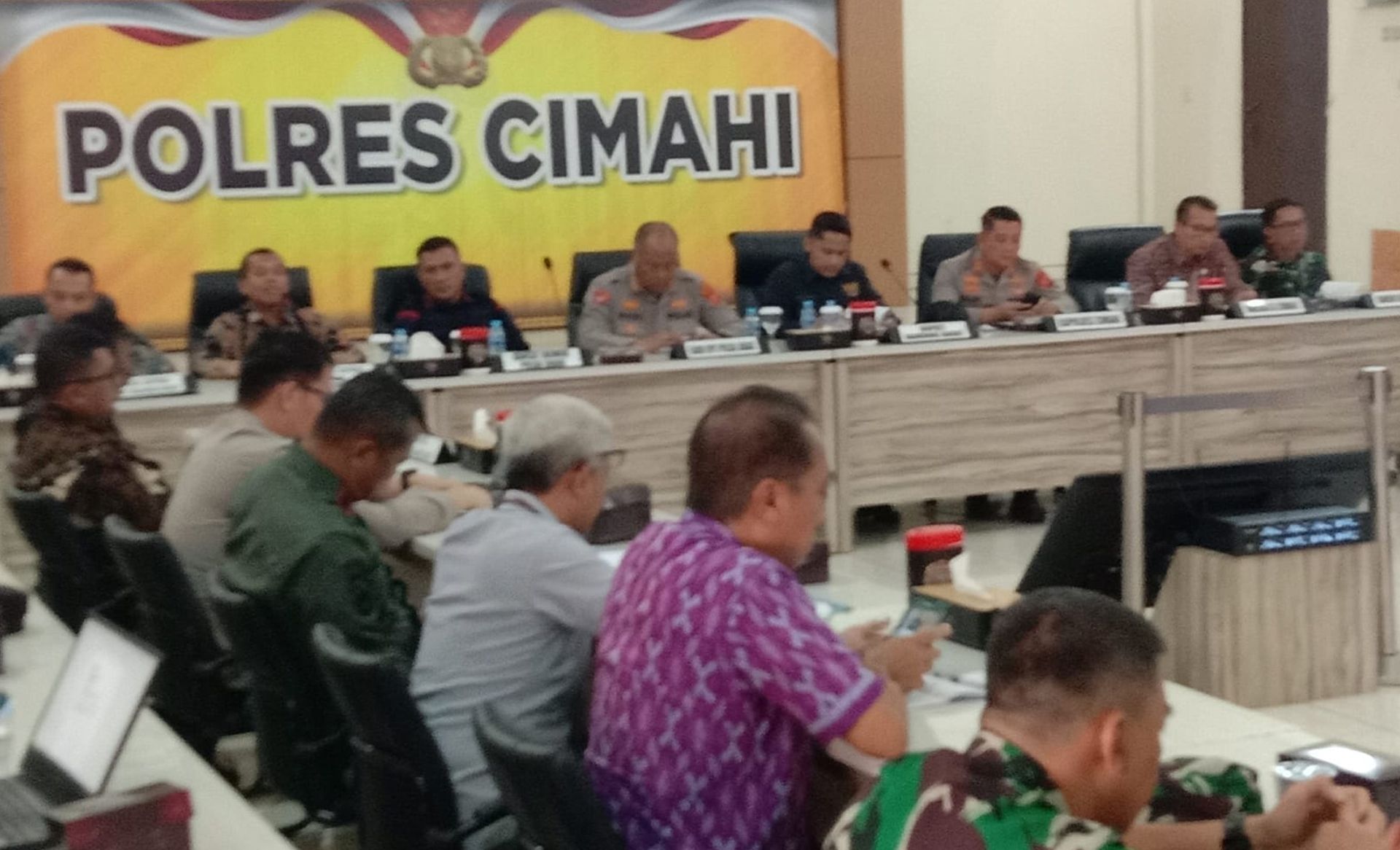 Bupati Bandung Barat Hengky Kurniawan di Mapolres Cimahi dalam rapat koordinasi penanganan kebakaran TPA Sarimukti, Kamis 24 Agustus 2023