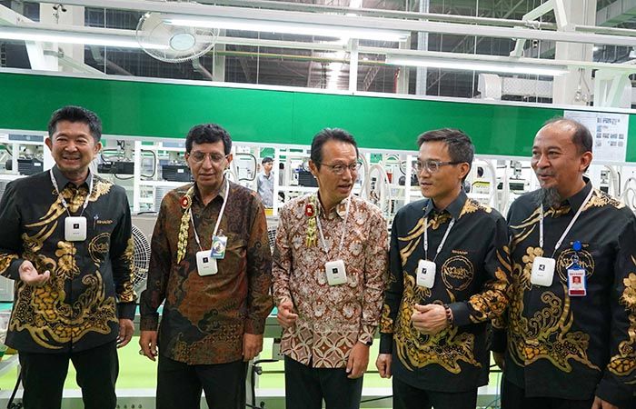 Peresmian pabrik AC Sharp Indonesia dihadiri oleh Duta Besar Jepang untuk Indonesia, perwakilan Menteri Perindustrian Republik Indonesia dan President & CEO Sharp Corporation. 