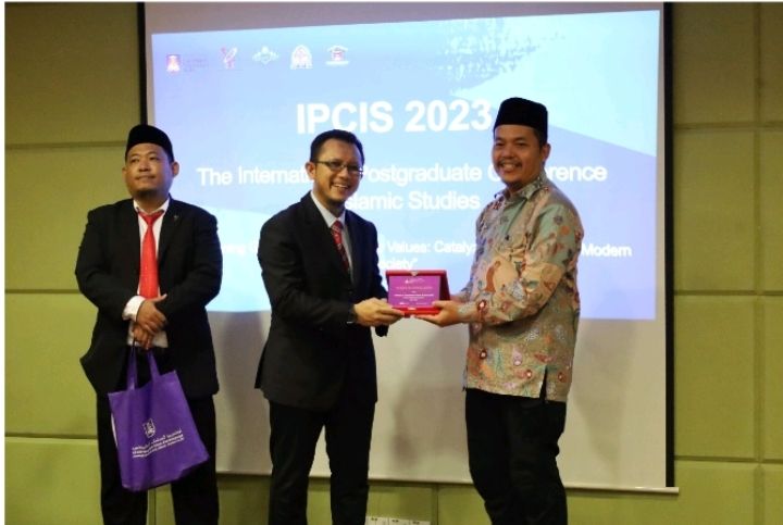 Ketua Program Studi Magister Ekonomi Syariah Pacasarjana UIN SMH Banten, Dr. Efi Syarifudin mendapatkan penghargaan Best Appreciation atas kontribusinya terhadap penyelenggaran Islamic Postgraduate Confrence on Islamic Studies (IPCIS 2023) pada tanggal 23 agustus 2023 di kampus UiTM Malaysia.