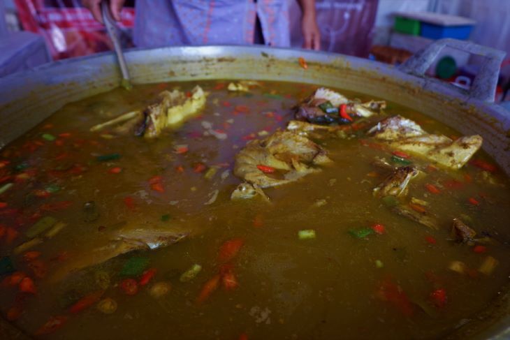Kuah Pindang Gombyang yang penuh dengan rempah-rempah kuliner paling banyak diburu di Temu Karya Taman Budaya se Indonesia 2023 di Taman Budaya Jawa Barat. 