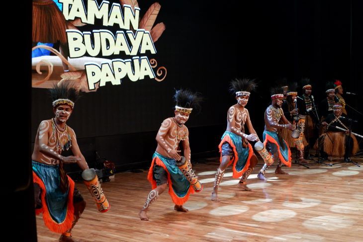 Tarian Ani Rei yang dibawakan duta seni Taman Budaya Papua di Gedung Teater Tertutup Taman Budaya Jawa Barat.