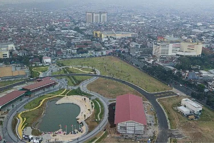 Tampak kondisi langit kota Bandung di atas area Kiara Artha Park.