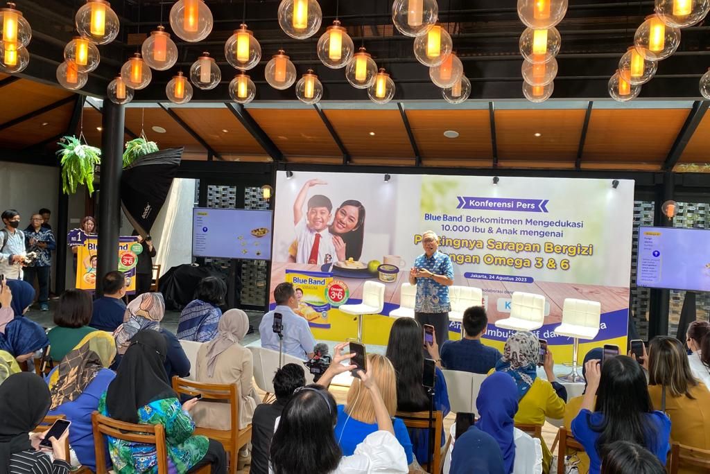 Prof Dr Ir Made Astawan MS mengupas soal gizi pada konferensi pers Kampanye Nasional Berkelanjutan BlueBand, soroti kurangnya asupan Omega 3 & 6 pada menu sarapan anak-Anak Indonesia. Foto: Lucius GK