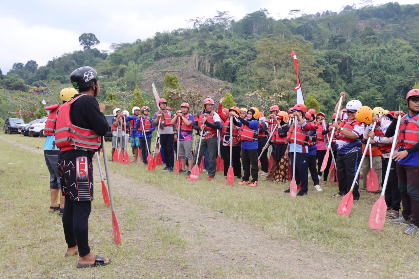  Kapolres Lebong Polda Bengkulu, AKBP Awilzan, turut serta dalam kegiatan wisata alam Arum Jeram Dayang Rengginang./Tribrata for ikobengkulu/