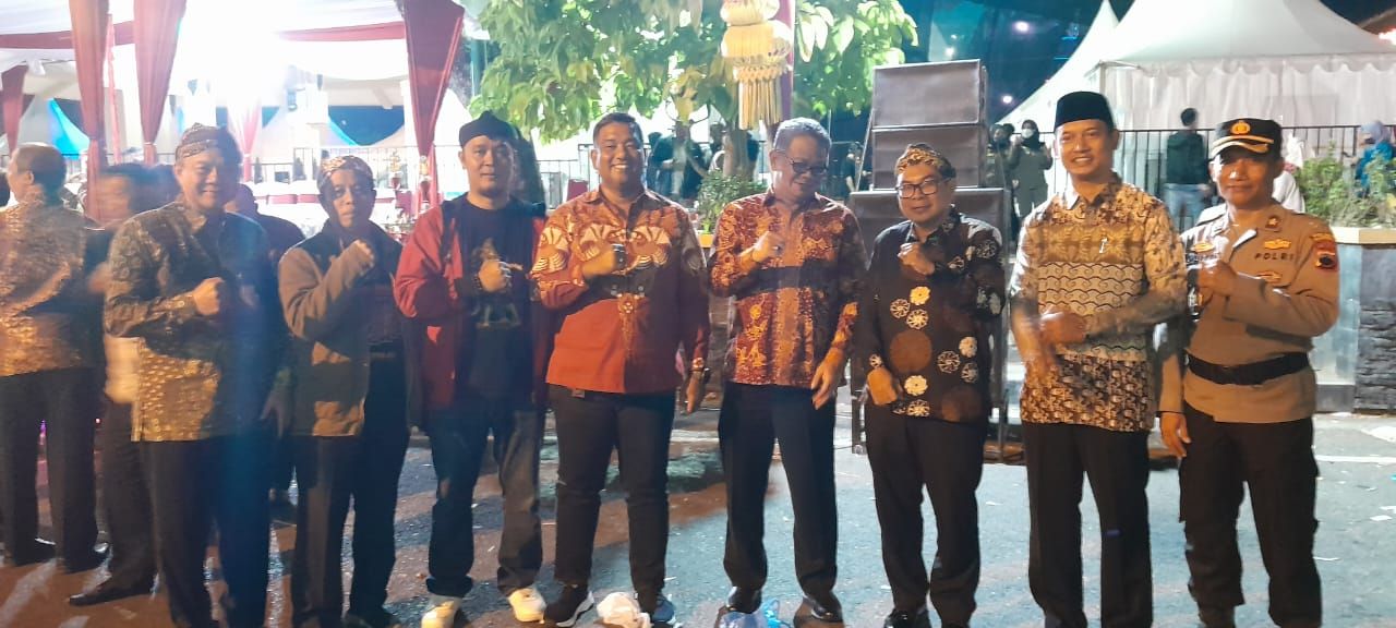 Camat Susukan Suroso (dua dari kanan) foto bersama Pj Bupati Banjarnegara saat mengikuti Gelar Budaya Kabupaten Banjarnegara 2023, di alun-alun Banjarnegara, Jumat 25 Agustus 2023 malam
