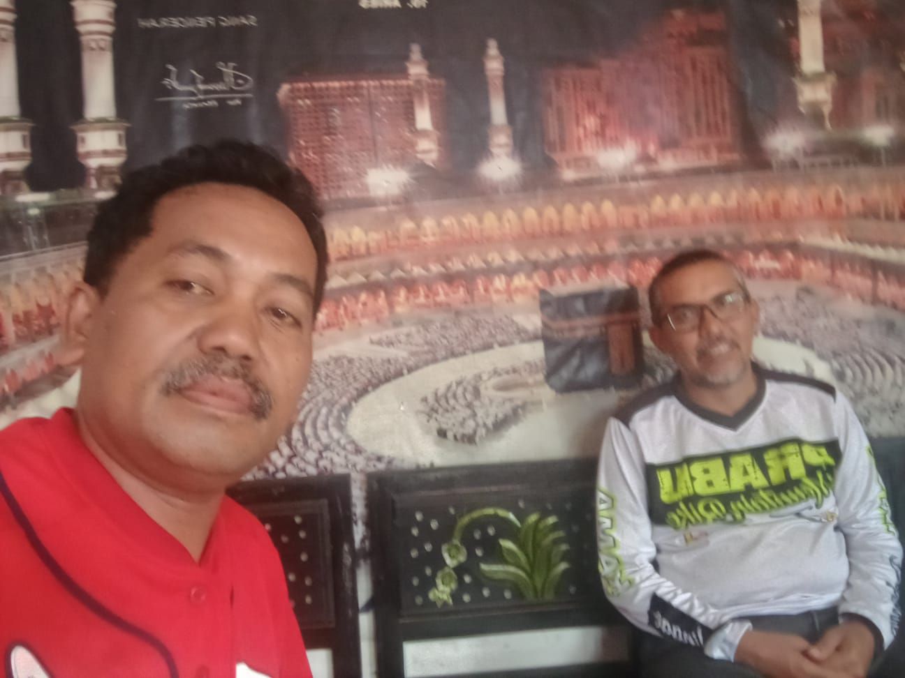 Solehuddin (kaos merah) saat bersama Wakil Ketua Komisi B DPRD Provinsi Jawa Timur, Mahdi 