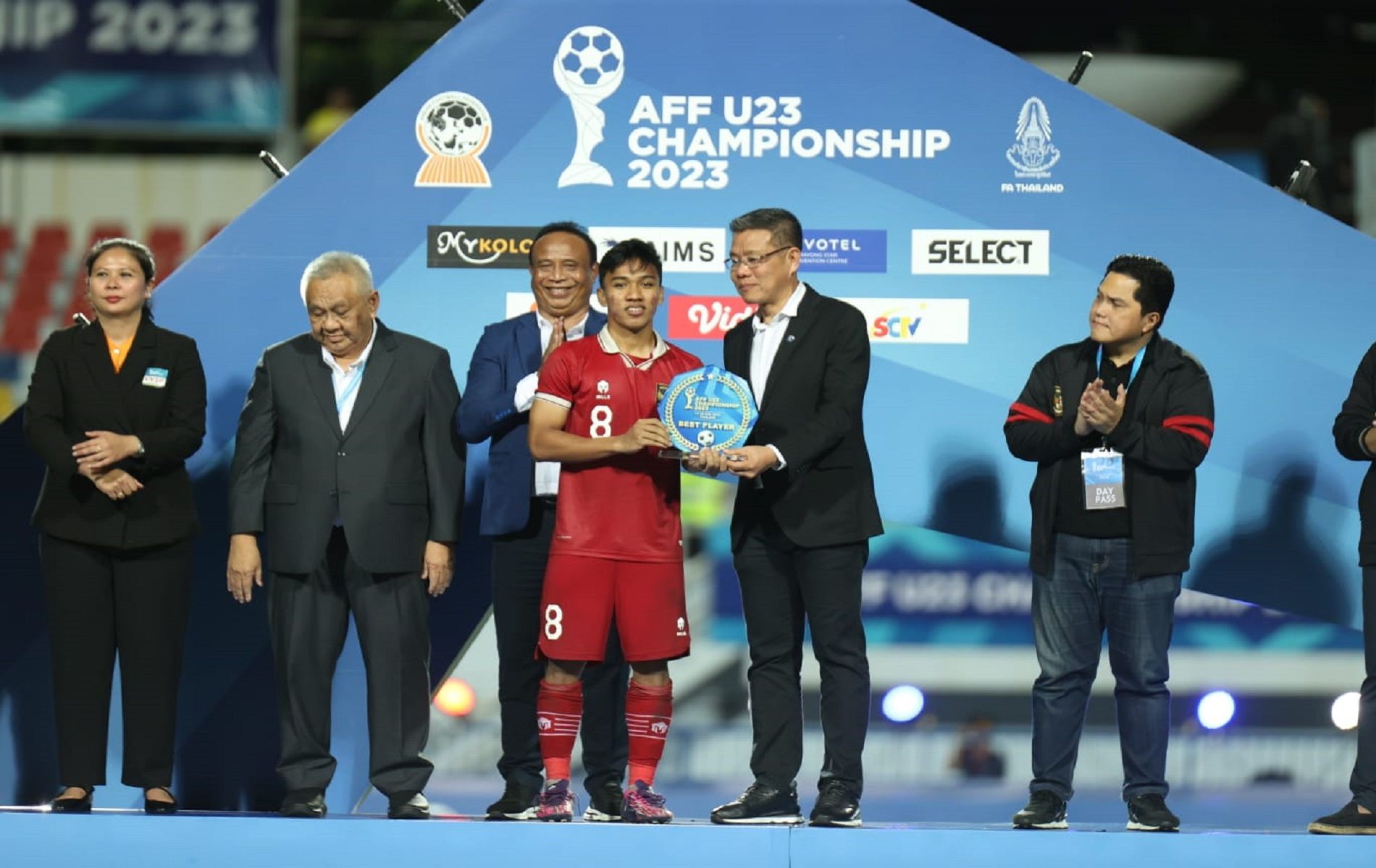 Arkhan Fikri mendapat penghargaan sebagai pemain terbaik Piala AFF U-23 2023