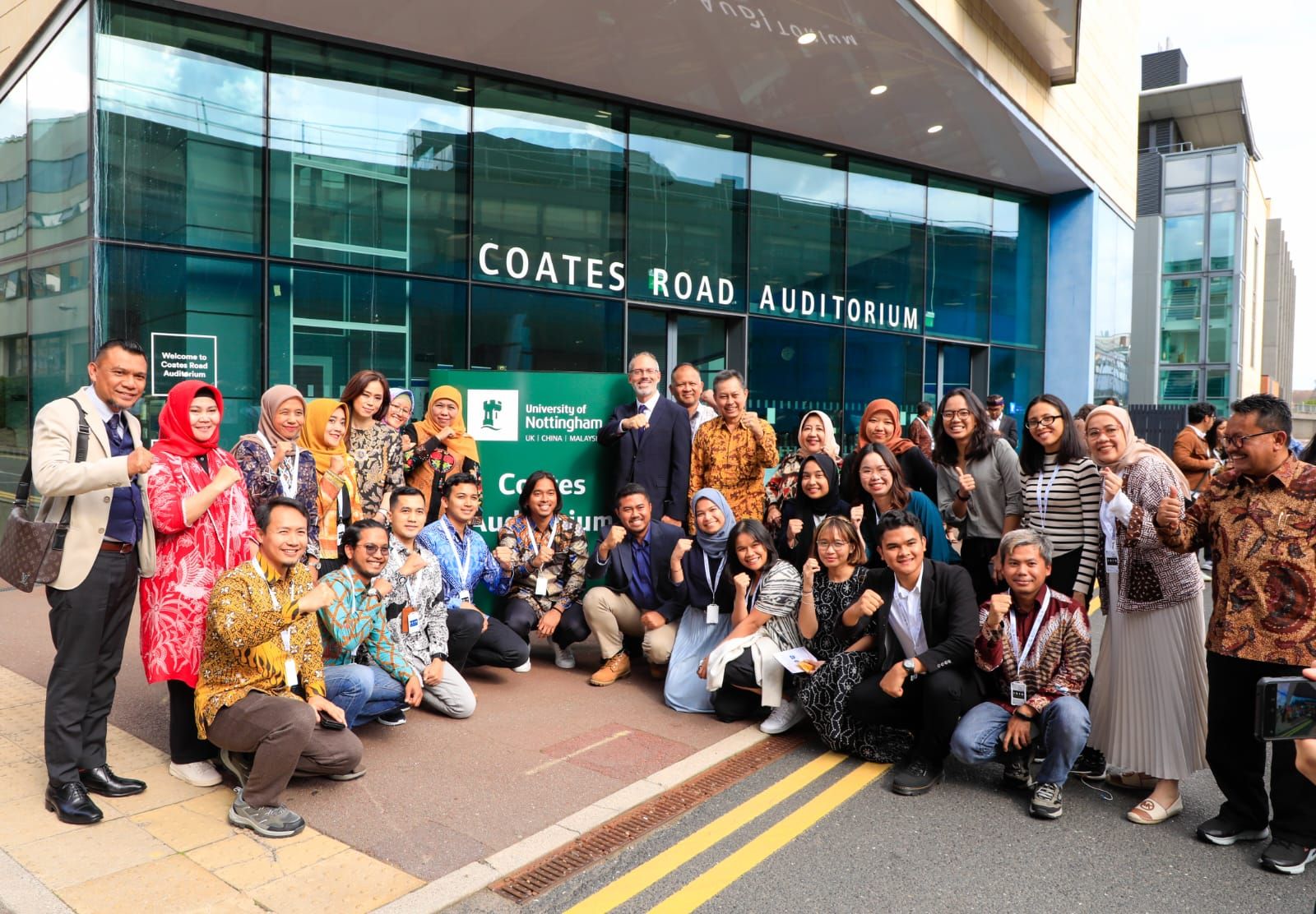 Gubernur Khofifah berfoto bersama sejumlah mahasiswa Indonesia di Inggris