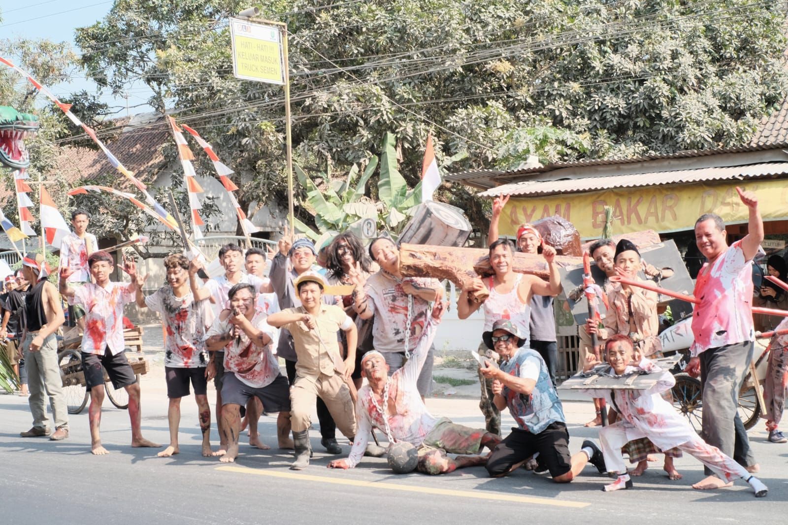 Peserta karnaval Desa Klampok Banjarnegara dari RW 1, peraih juara 2 lomba karnaval tingkat Desa Klampok