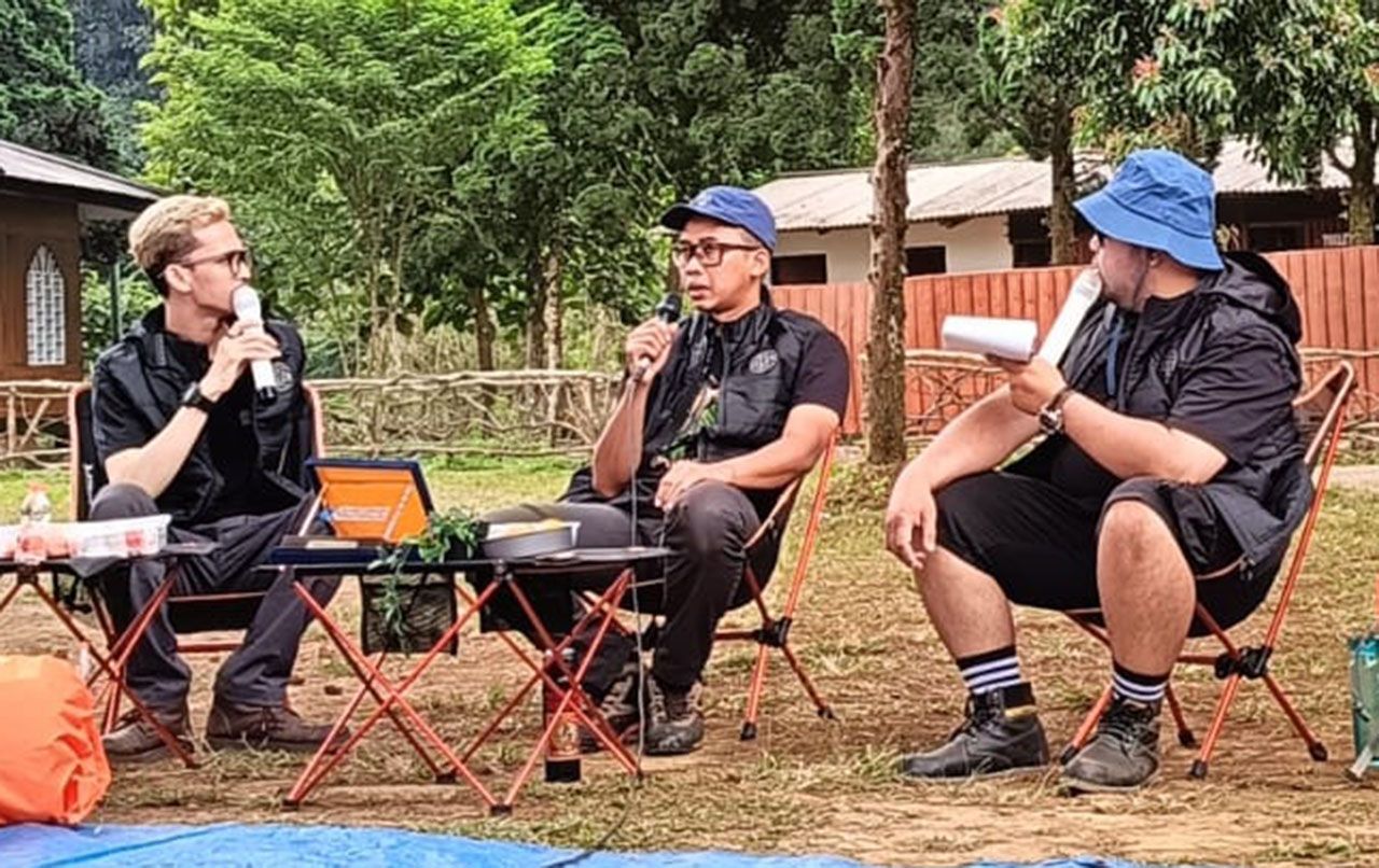 Oki Lutfi Nurdin (tengah) bersama dua moderator Kuns Kurniawan (kanan) dan Tamara (kiri) dalam acara Journalist Camp PRMN X Eiger 2023 di Sari Ater, Subang, Jawa Barat, Kamis-Jumat, 24-25 Agustus 2023.