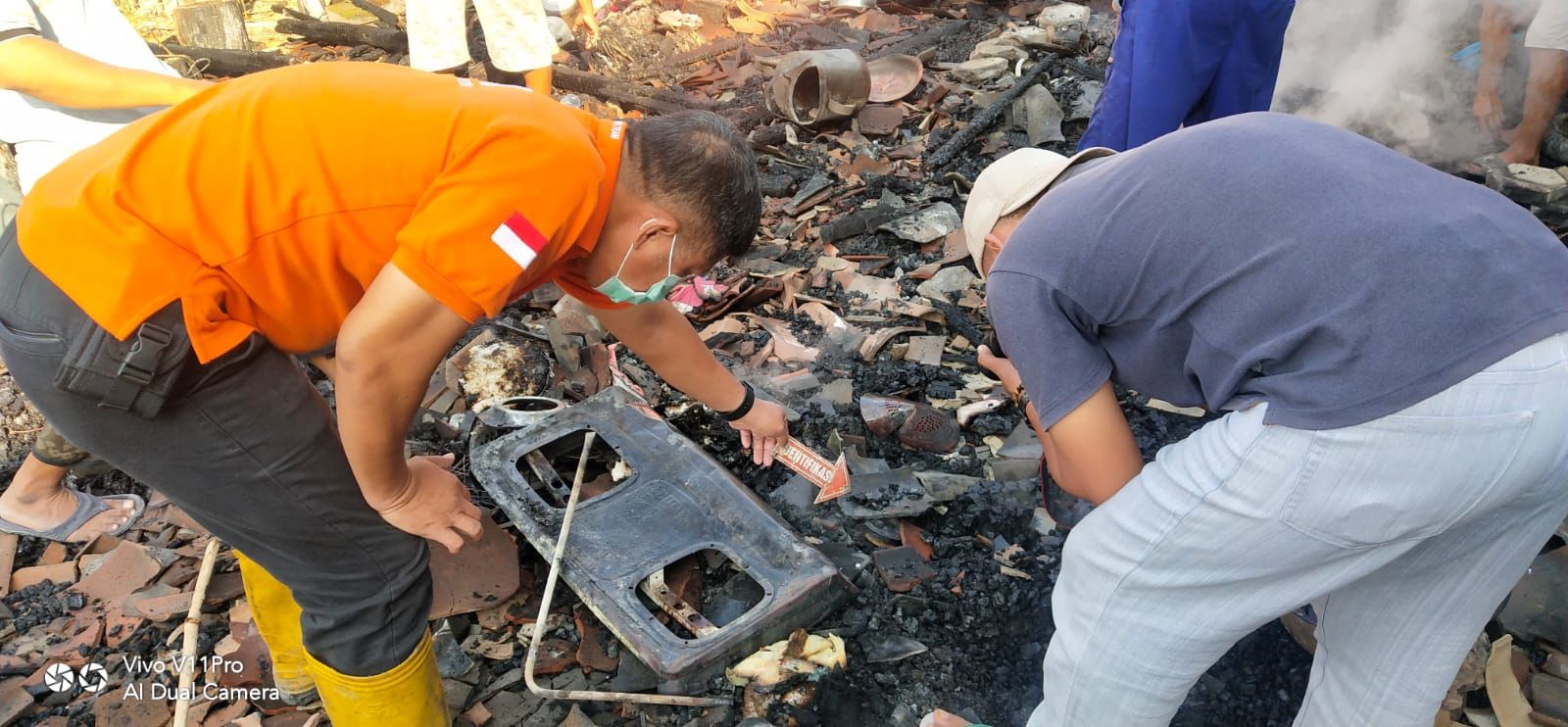 Tim Inafis Polres Grobogan memeriksa kompor yang ditemukan saat insiden kebakaran tersebut.