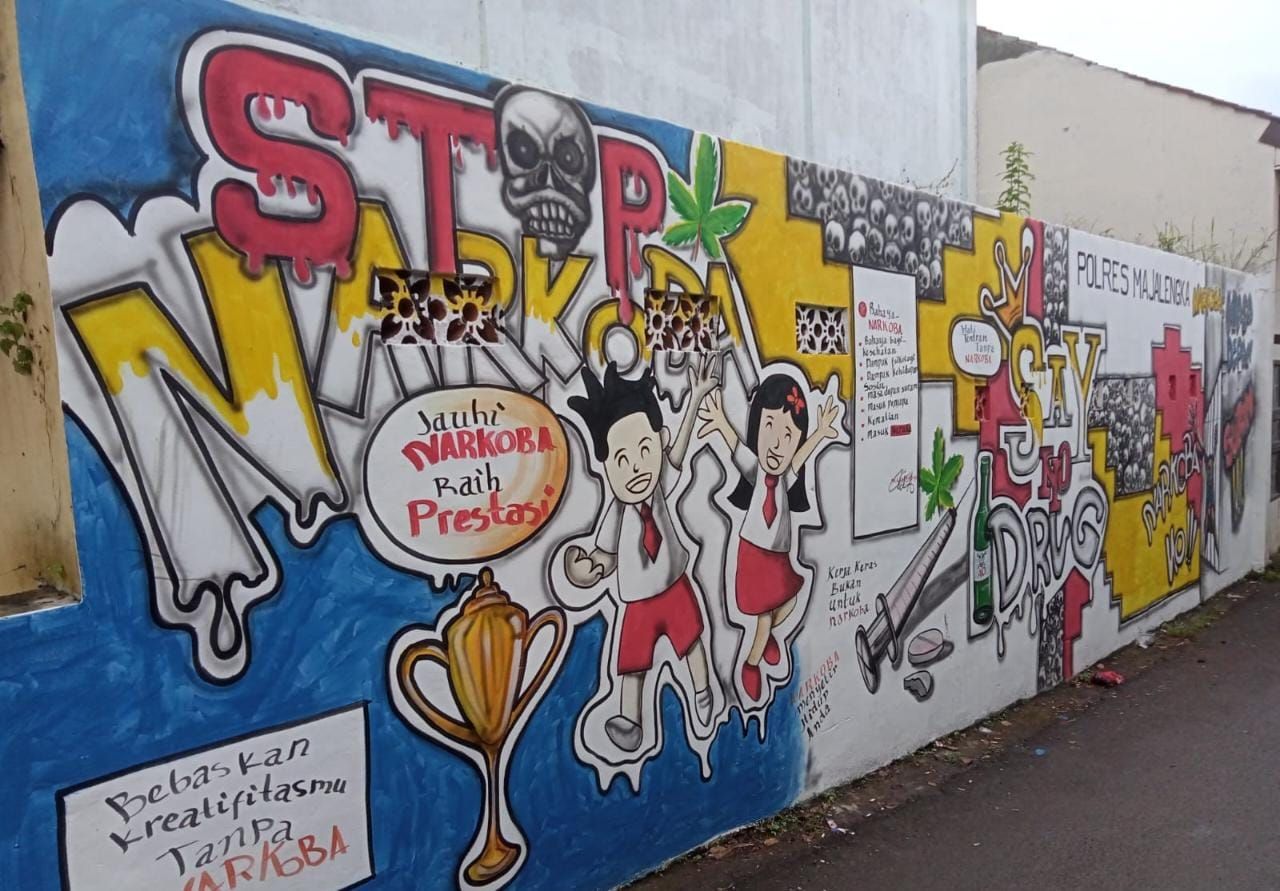 Mural keur ngaedukasi warga ngeunaan bahayana narkoba nu dijieun ku Sat  Res Narkoba Polres Majalengka rukun gawe jeung Desa Kadipaten.