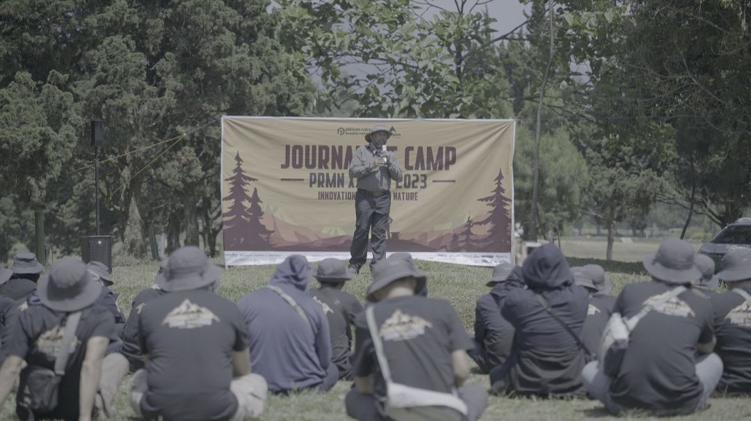 Pecinta Alam Galih Donikara menyampaikan materi dalam Journalist Camp PRMN X Eiger 2023.