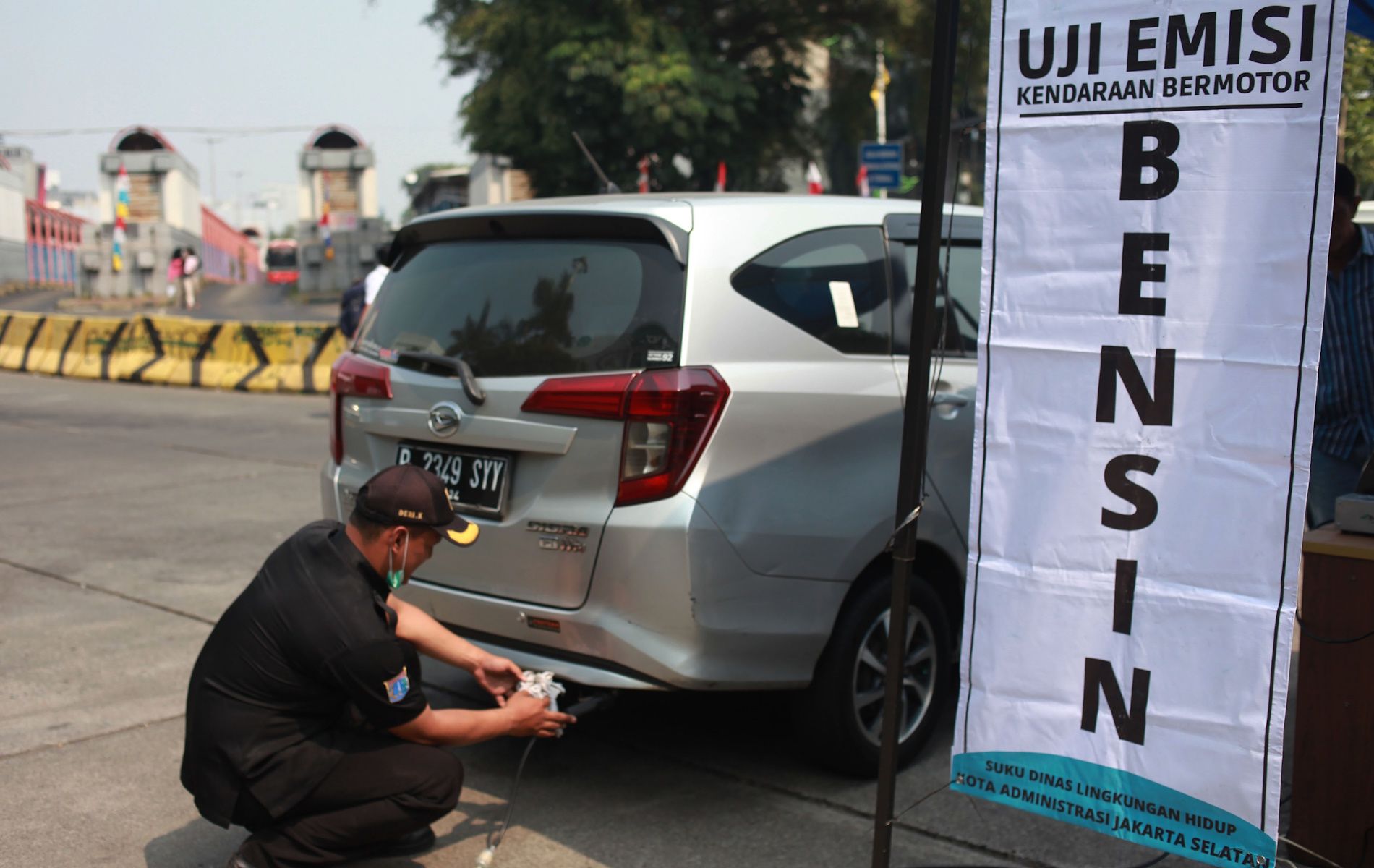 Pemerintah Provinsi (Pemprov) DKI Jakarta mulai melakukan uji coba tilang uji emisi kendaraan bermotor pada Jumat (25/8/2023) di lima titik yang tersebar di lima wilayah kotamadya sebagai upaya pengendalian pencemaran udara di Jakarta.