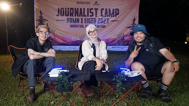 Khanza Syahla Aliyah saat mengisi acara talkshow Ngobrol di PR dalam kegiatan Journalist Camp PRMN x Eiger 2023 di Sari Ater Campervan Park, Subang, Jawa Barat.