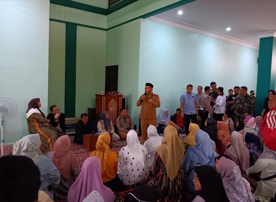 Sejumlah orang tua siswa dan guru saat menghadiri mediasi di Masjid SDIT Insani Jalan Karamat, Kelurahan Karamat, Kecamatan Gunungpuyuh, Kota Sukabumi pada Senin, 28 Agustus 2023.