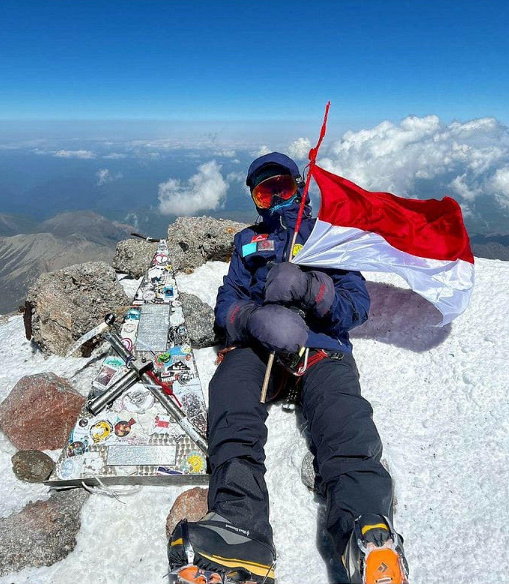Khansa Syahla Aliyah basa ngélébétkeun bandéra Merah di Ponclot Gunung Elbrus, Rusia, 17 Agustus 2022.*