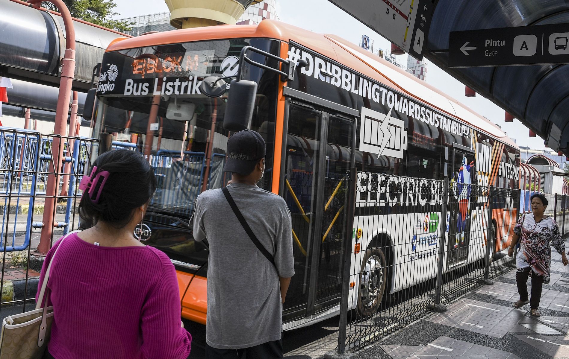 PT Transportasi Jakarta (Transjakarta) mengoperasikan sebanyak 54 unit bus listrik dan ditargetkan bertambah hingga 100 unit pada akhir tahun 2023 guna mengurangi emisi karbon sebagai dari upaya memperbaiki kualitas udara di Jakarta.