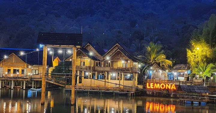 Suasana malam hari di Danau Lemona, kilauan lampunya menambah kesan romantis