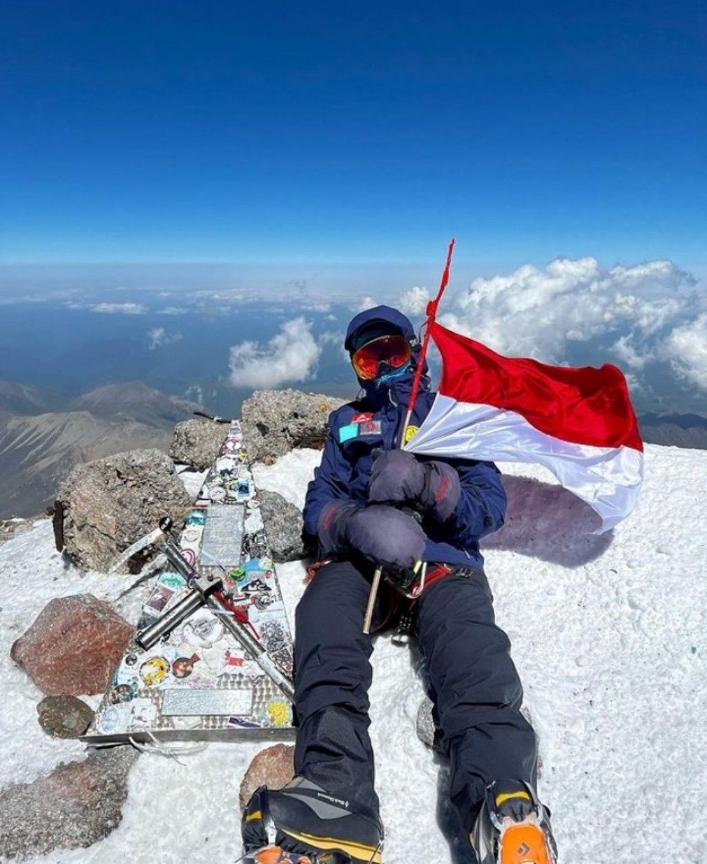 Khansa Syahla saat 17 Agustus 2022 di puncak tertinggi benua Eropa, gunung Elbrus Rusia 5.642 mdpl