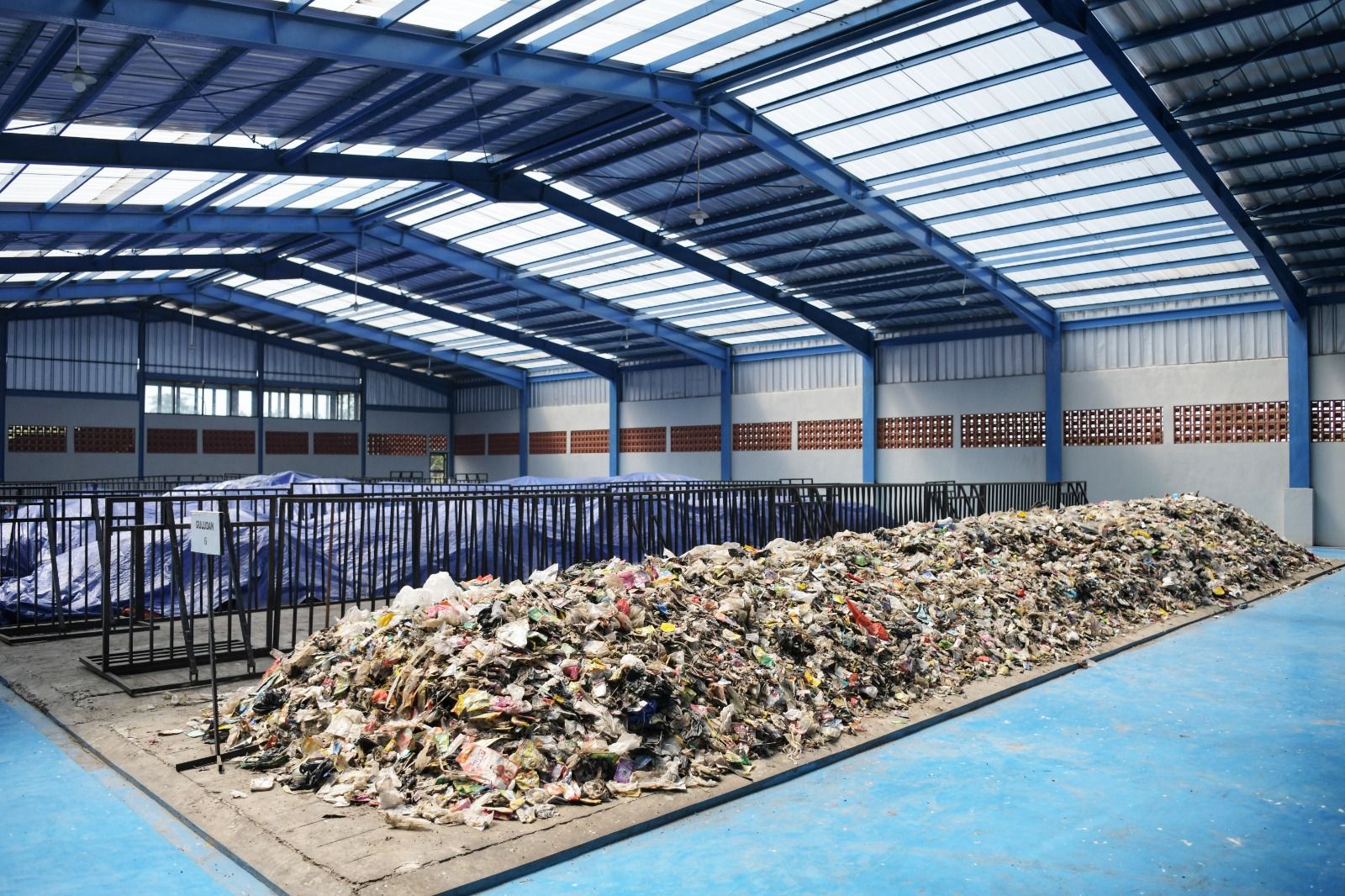 Lokasi pengelolaan sampah TPST Cicukang Oxbow kabupaten Bandung