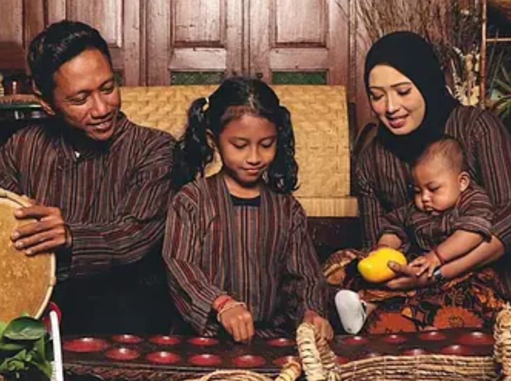 Studio foto bertema adat Jawa, pengunjung mengenakan pakaian baju lurik khas Jawa dengan sentuhan berbagai aksesoris tradisional Jawa