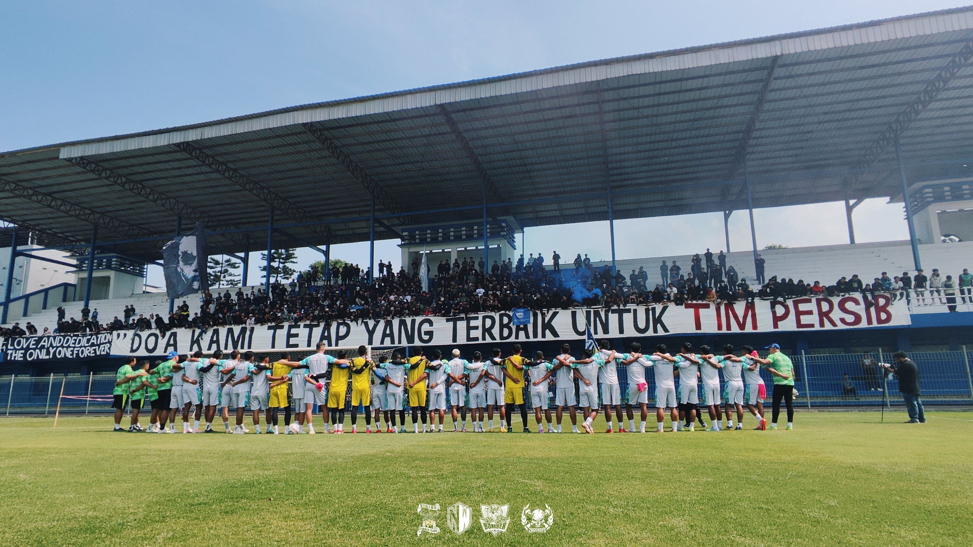 Bobotoh menghadiri langsung latihan tim Persib Bandung di Stadion Sidolig, Rabu, 30 Agustus 2023.