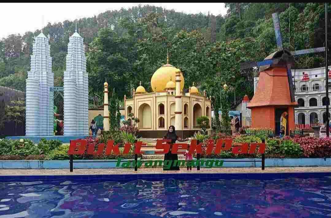 Kolam renang berlatar Miniatur Landmark Dunia di destinasi wisata Bukit Sekipan Tawangmangu, Kabupaten Karanganyar, Jawa Tengah