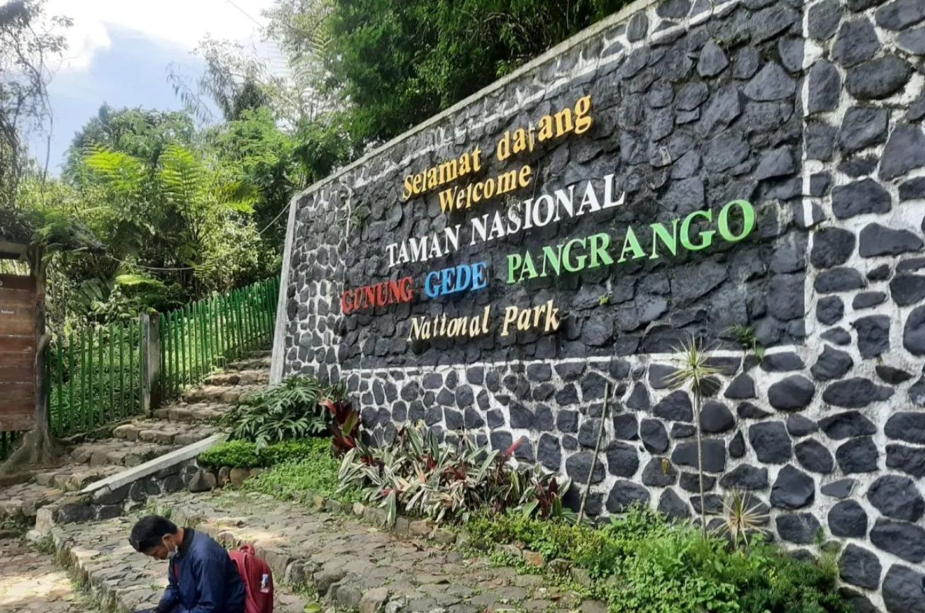 Pintu masuk pendakian Taman Nasional Gunung Gede Pangrango (TNGGP) Cianjur, Jawa Barat. 