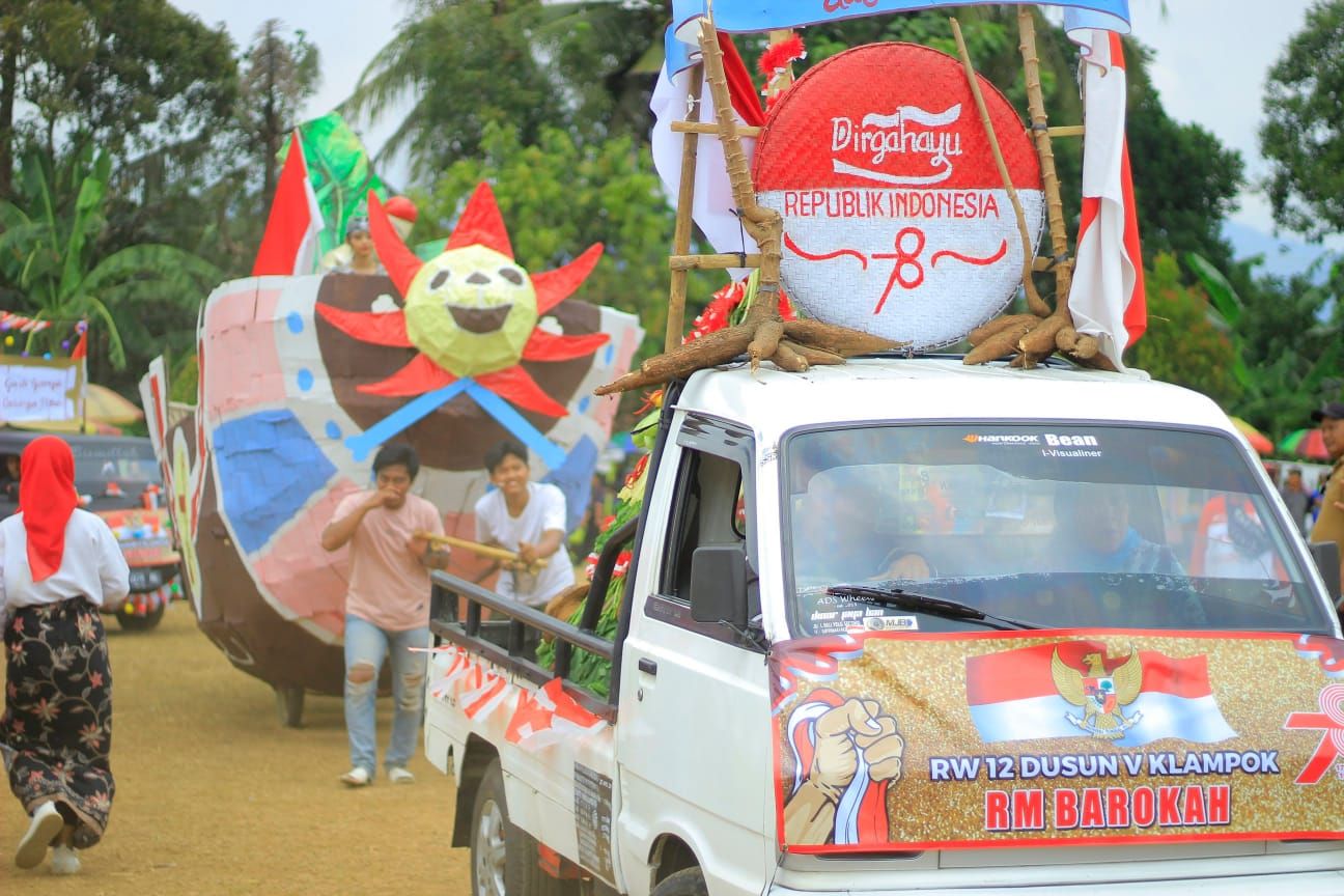 Peserta karnaval Desa Klampok Banjarnegara dari RW 12, peraih juara 3 lomba karnaval tingkat Desa Klampok