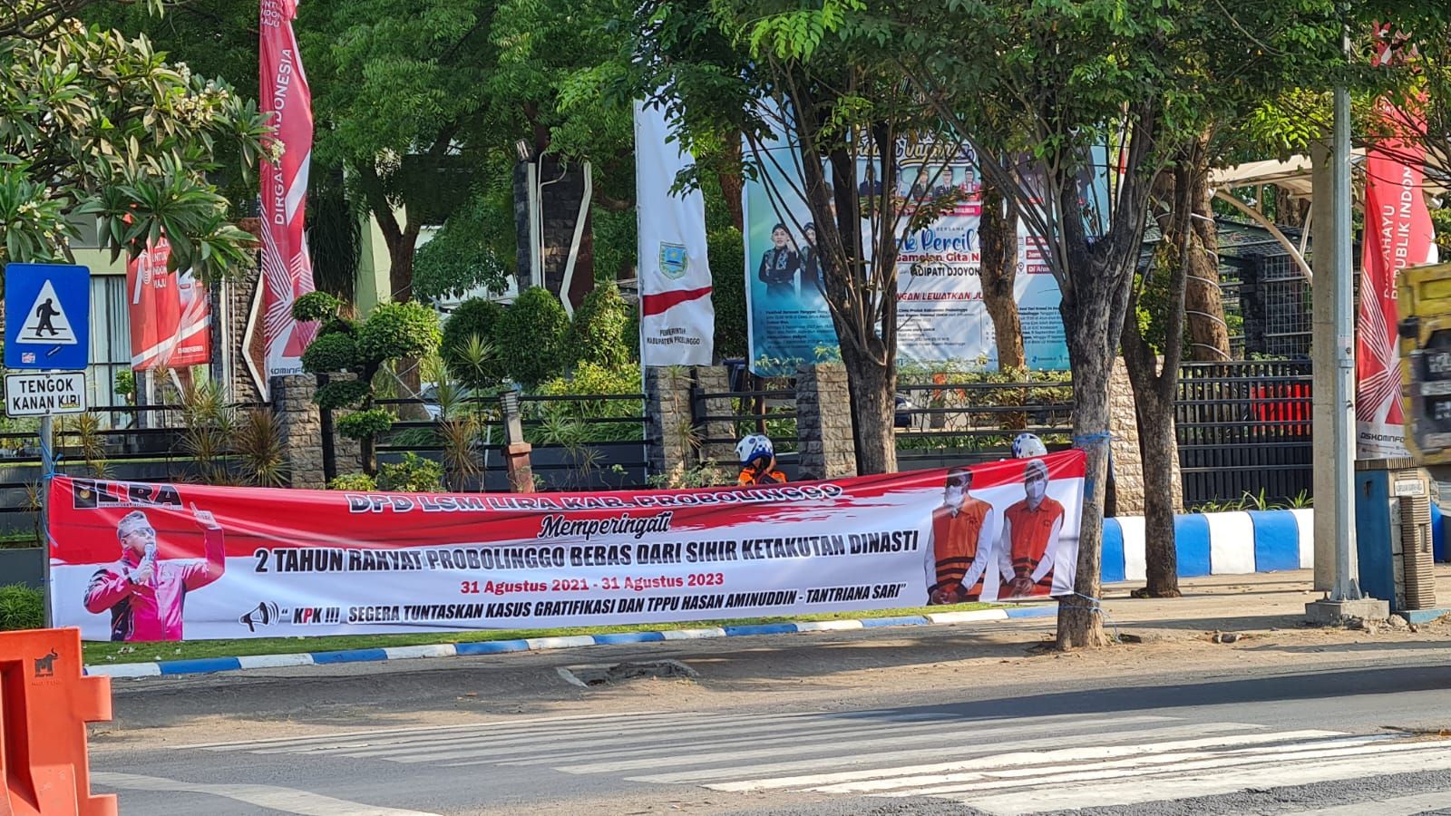 Banner Tulisan Dari Lira Kabupaten Probolinggo 