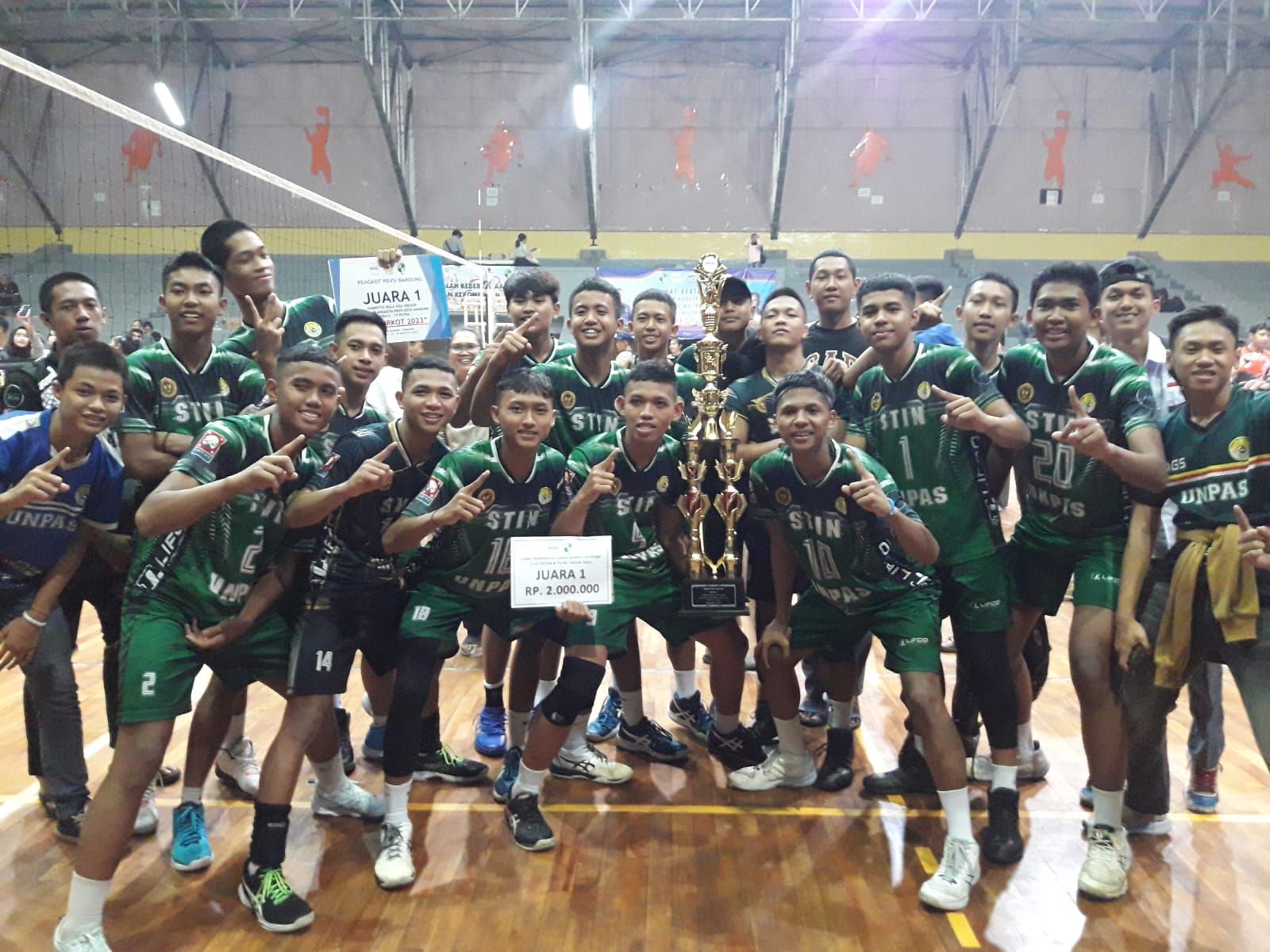 Tim Pasundan tampil sebagai juara  kompetisi bola voli KU 17 antar klub anggota Ivoba Kejurkot 2023 di GOR Pajajaran Bandung, Rabu 30 Agustus 2023.