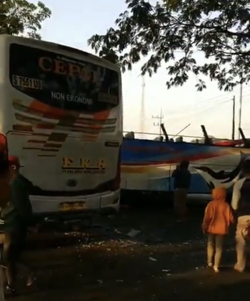 Kecelakaan Bus Eka Tabrakan dengan Bus Sugeng Rahayu, 4 Orang Meninggal Dunia