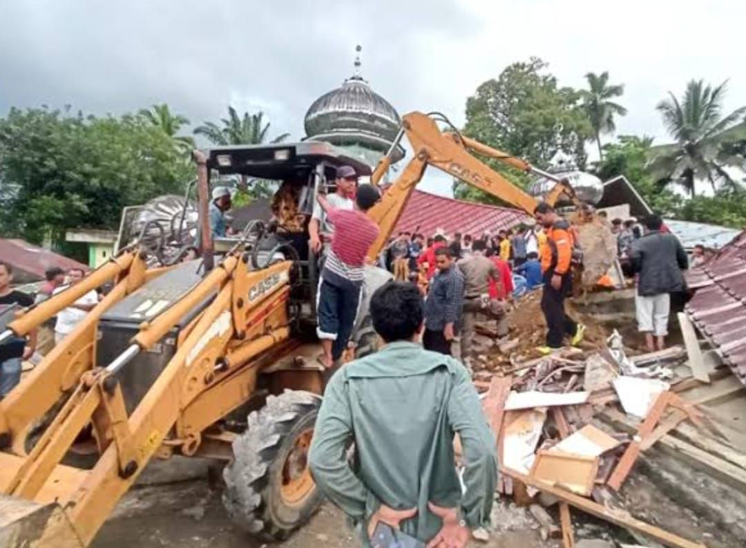 Poto Masjid Raya Nagari Kajai yang roboh pasca gempa yang mengguncang Kecamatan Talamau, Pasaman Barat, Sumbar pada Jumat, 25 Februari 2022. (gambar Rohimuddin)