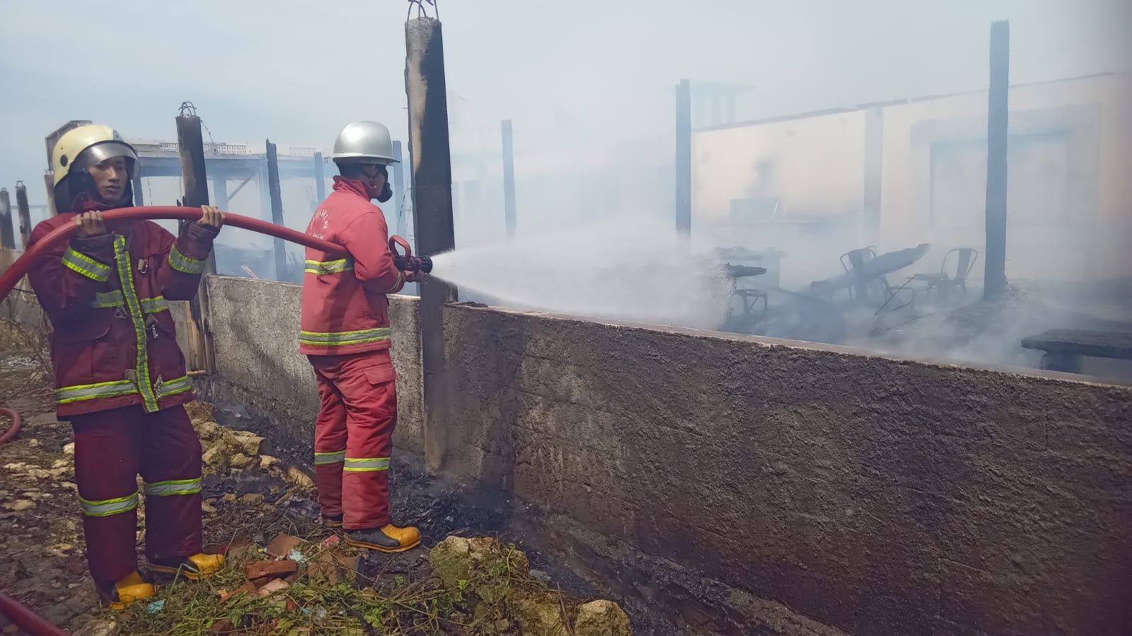 Pemadam kebakaran sedang memadamkan api di cafe Kampung Turis Pangandaran