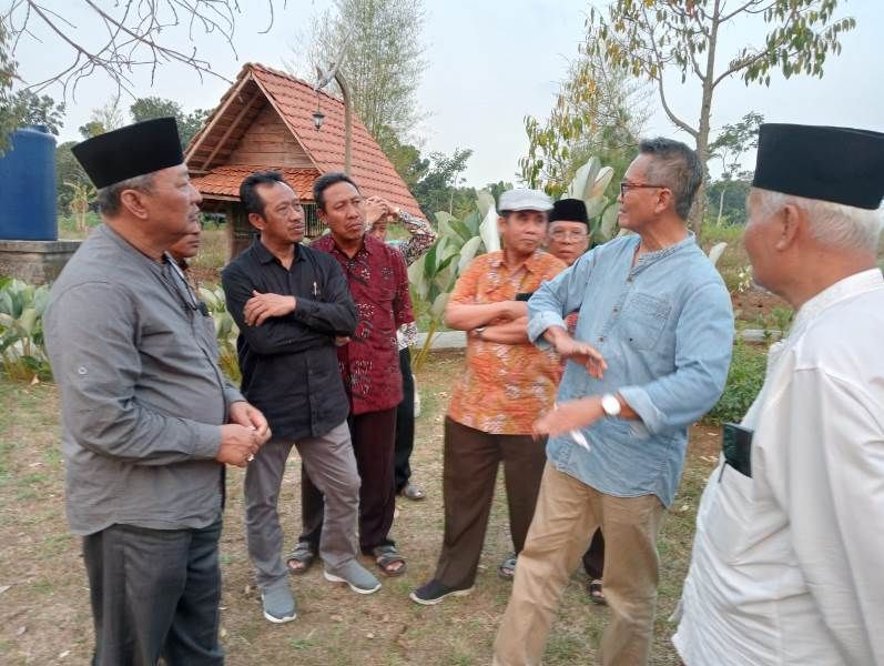 sebagian anggota Forum Guru Besar dan Dosen UIN Walisongo Semarang membahas langkah selanjutnya setelah mengeluarkan desakan mundur kepada Rektor UIN Walisongo Semarang
