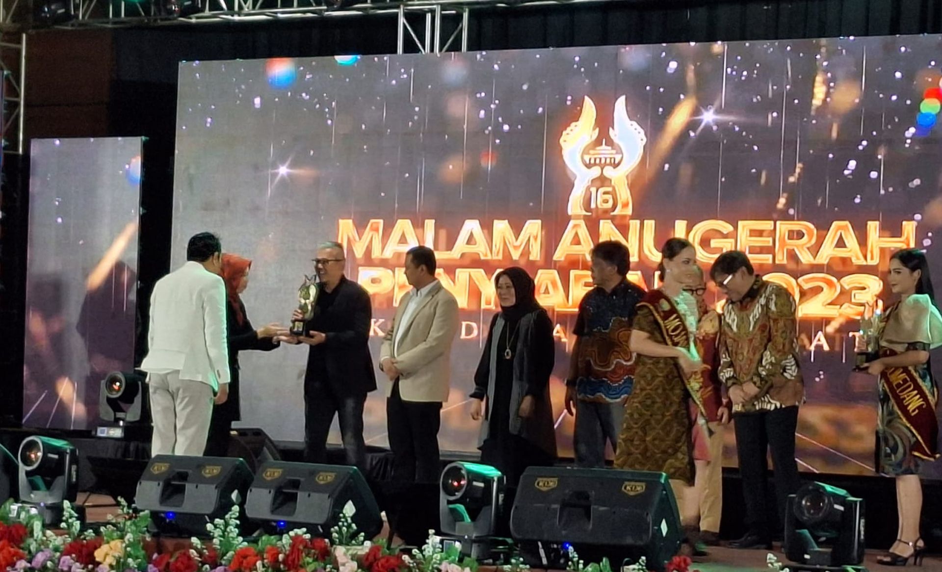 GM Radio PRFM Priadi Zalman menerima penghargaan kategori Lembaga Penyiaran Kolaboratif dari KPID Jawa Barat, Kamis 31 Agustus 2023