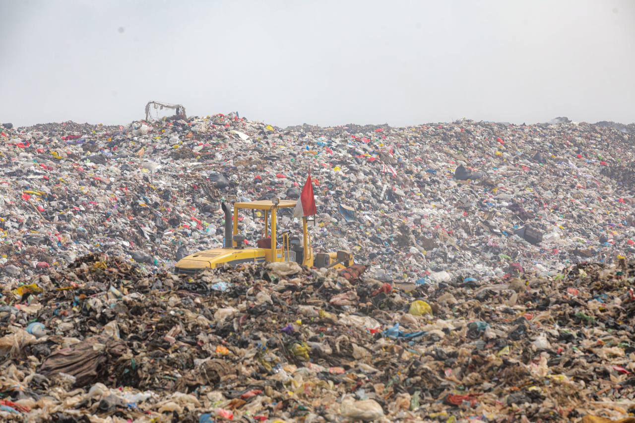 Gunungan sampah di TPA Sarimukti Kabupaten Bandung Barat