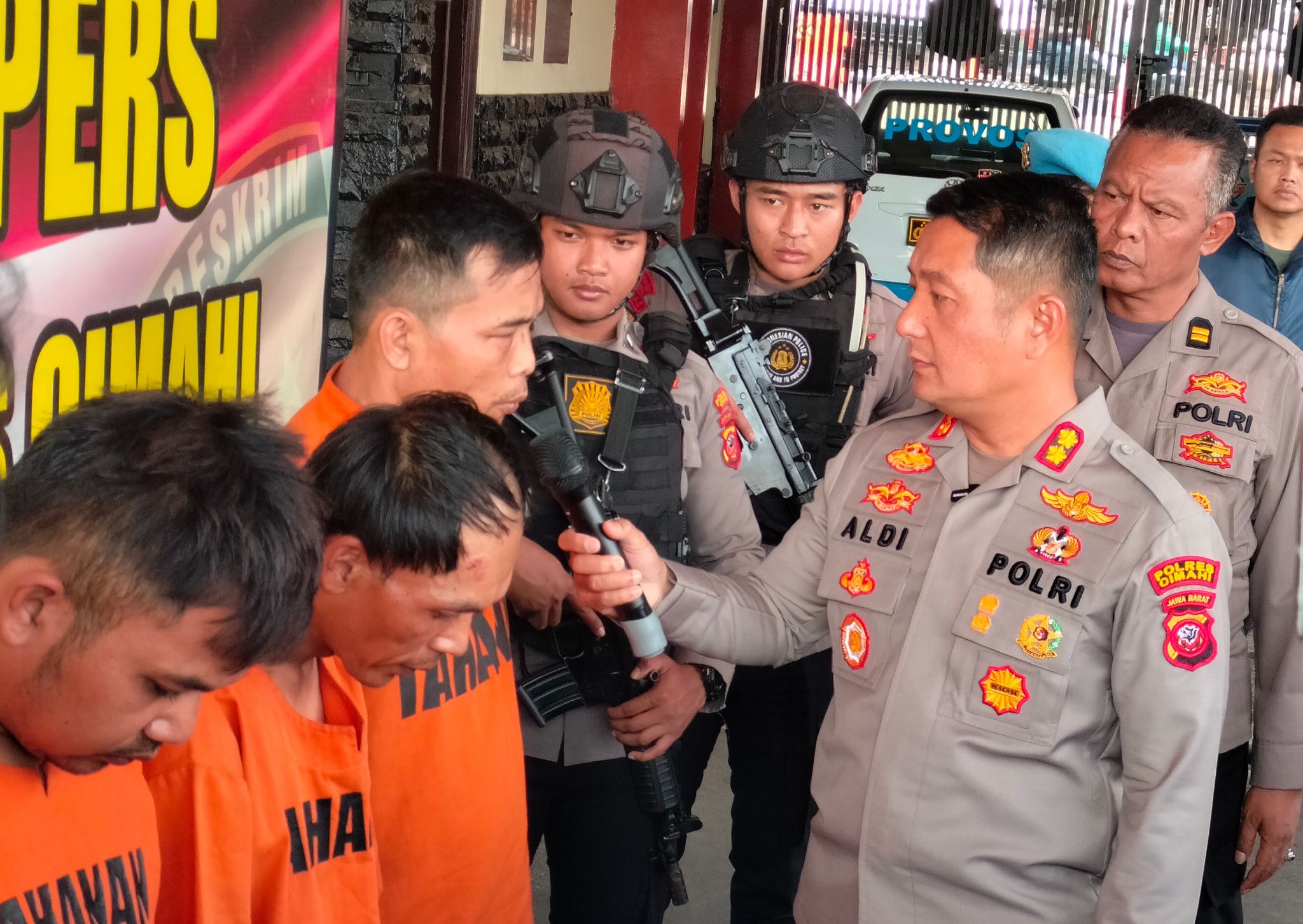 Polres Cimahi menangkap anggota sindikat pencuri sepeda motor.
