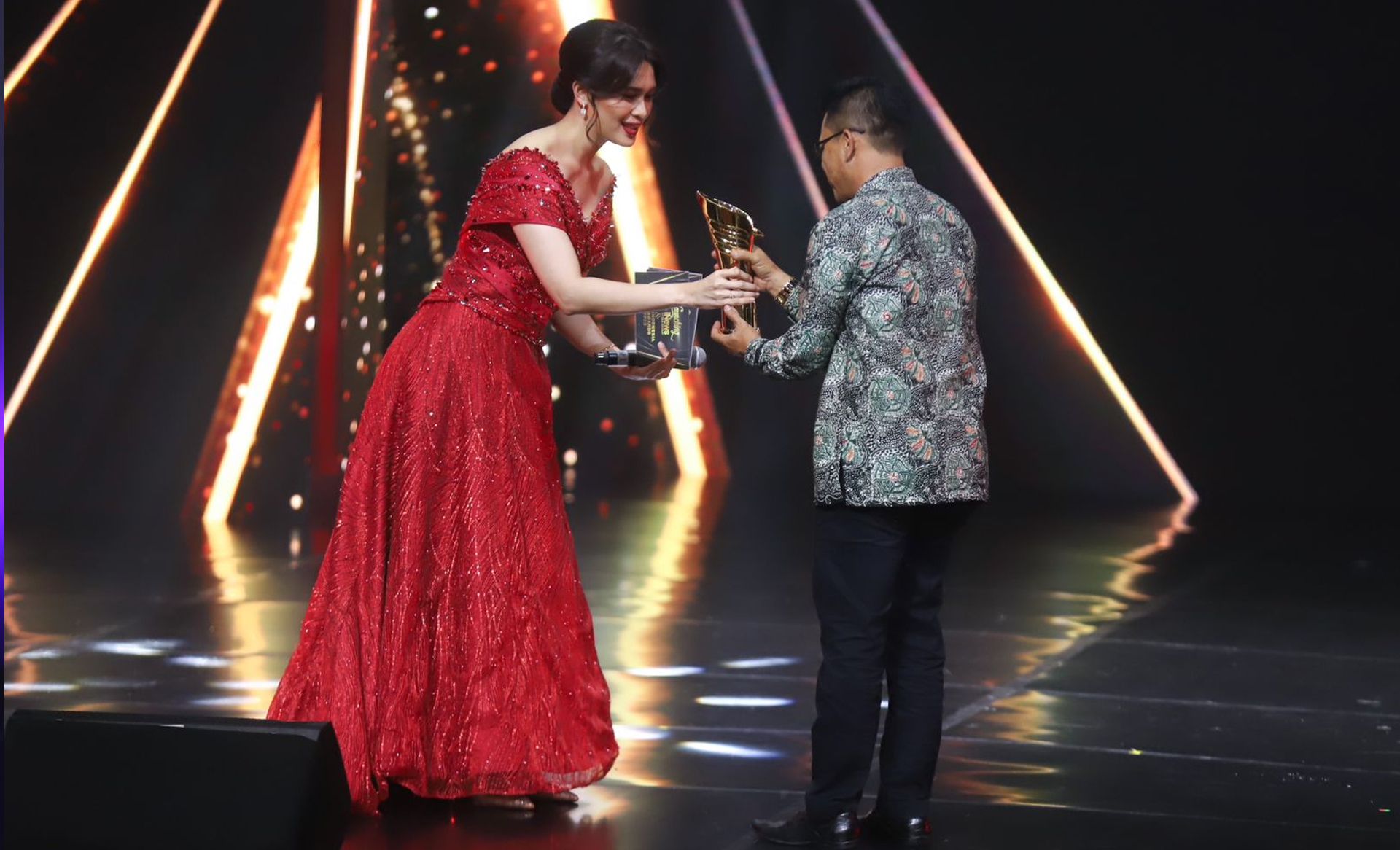 Bupati Bandung Dadang Supriatna raih penghargaan dari Indonesia Award 2023 Inews Media Grup, Kamis 31 Agustus 2023