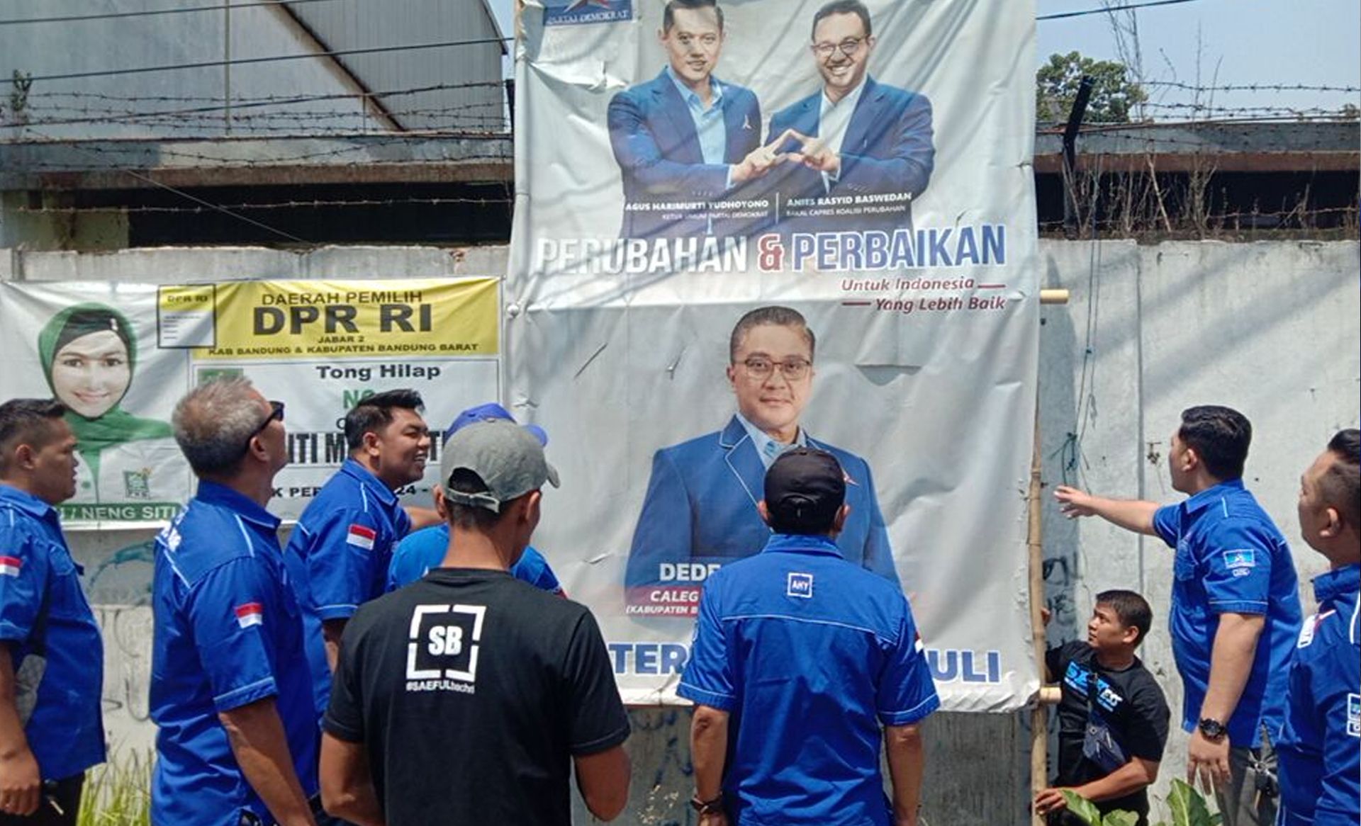 Kader Partai Demokrat bersiap mencopot baliho bergambar wajah Anies Baswedan di Baleendah, Kabupaten Bandung, Sabtu 2 September 2023