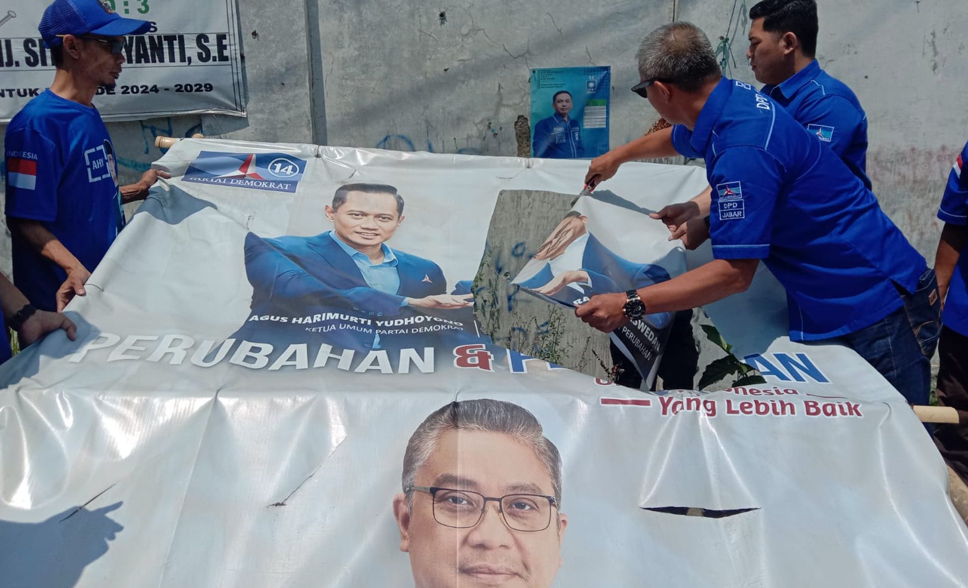Kader Partai Demokrat copot baliho bergambar wajah Anies Baswedan di Baleendah, Kabupaten Bandung, Sabtu 2 September 2023.