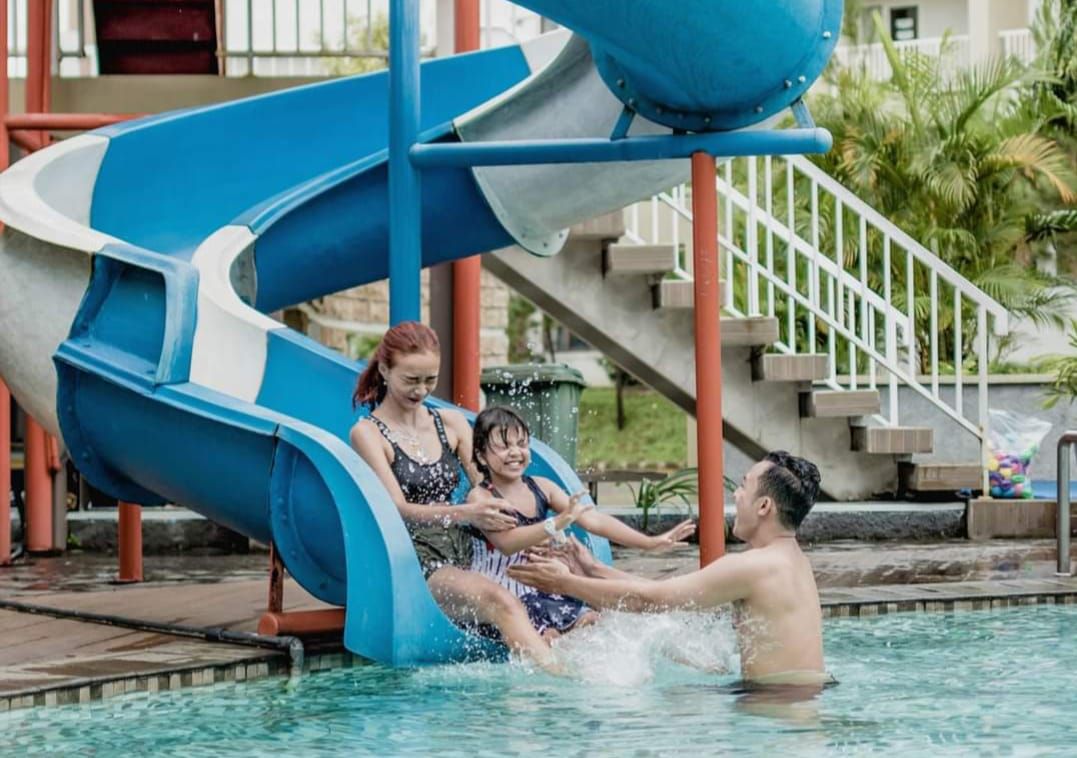Beragam keseruan dan sensasinya wahana wisata air modern The Wujil Aqua Park Bandungan, salah satunya seluncuran air balon terapung